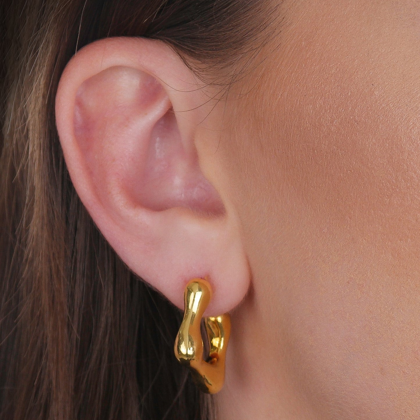 Brinco Lilith Allure Dourado Orgânico Quadrado com Bordas Arredondadas. Lilith Allure Gold Rounded-Edge Organic Square Earrings