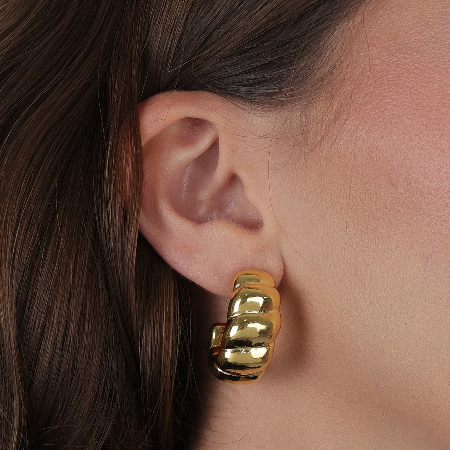Brinco Lilith Allure Dourado de Meia Argola Orgânico Arredondado / Lilith Allure Gold Rounded Organic Half Hoop Earrings