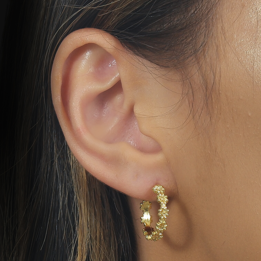Brinco Lilith Allure Dourado de Argola Formato de Flor / Lilith Allure Gold Flower-Shaped Hoop Earrings