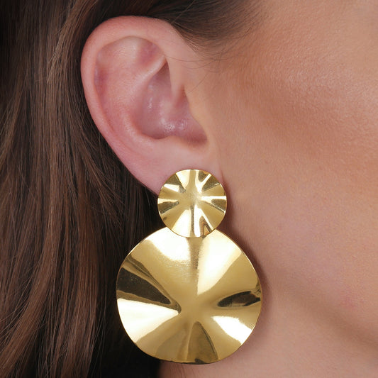 Brinco Lilith Allure Dourado Orgânico Dois Círculos Amassados. Lilith Allure Gold Organic Double Hammered Circle Earrings