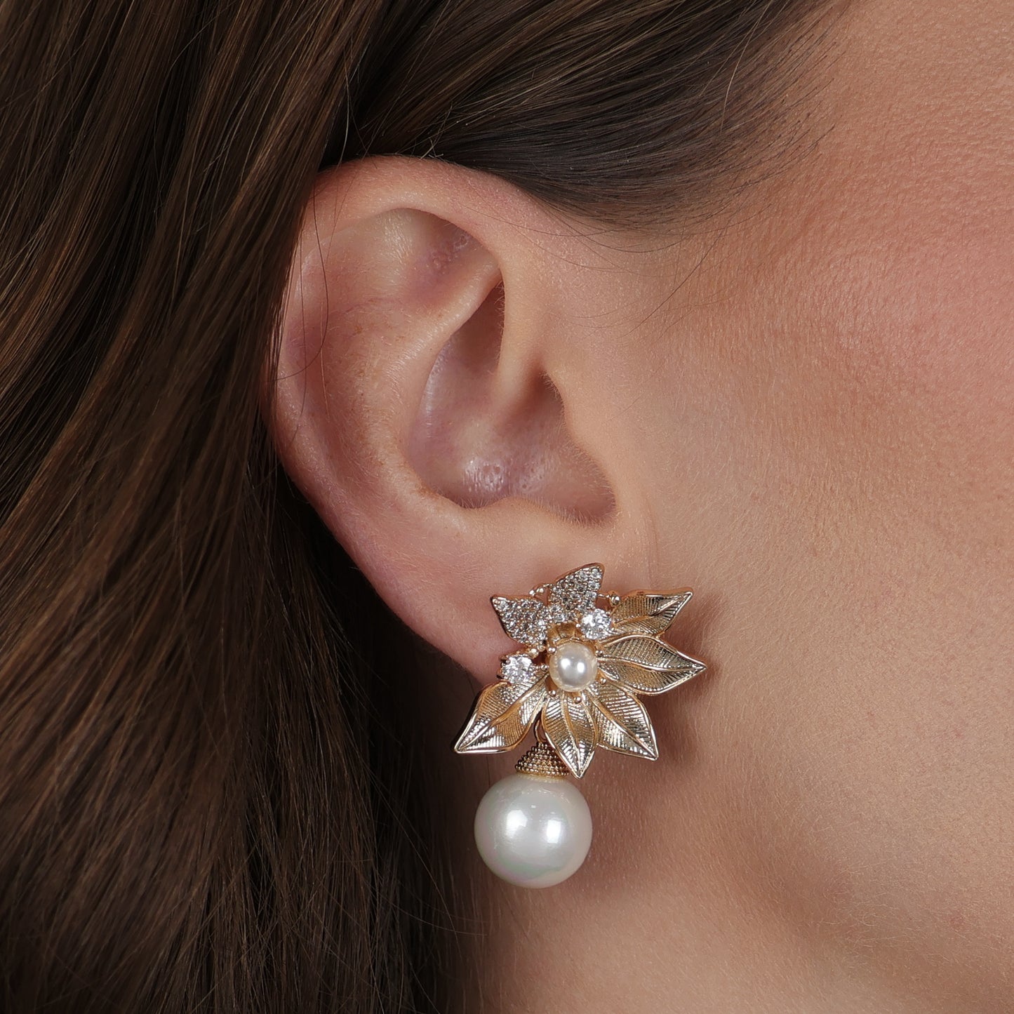 Brinco Lilith Allure Dourado com Folhas em Zircônia e Pérolas. Lilith Allure Gold Earrings with Zirconia Leaves and Pearls