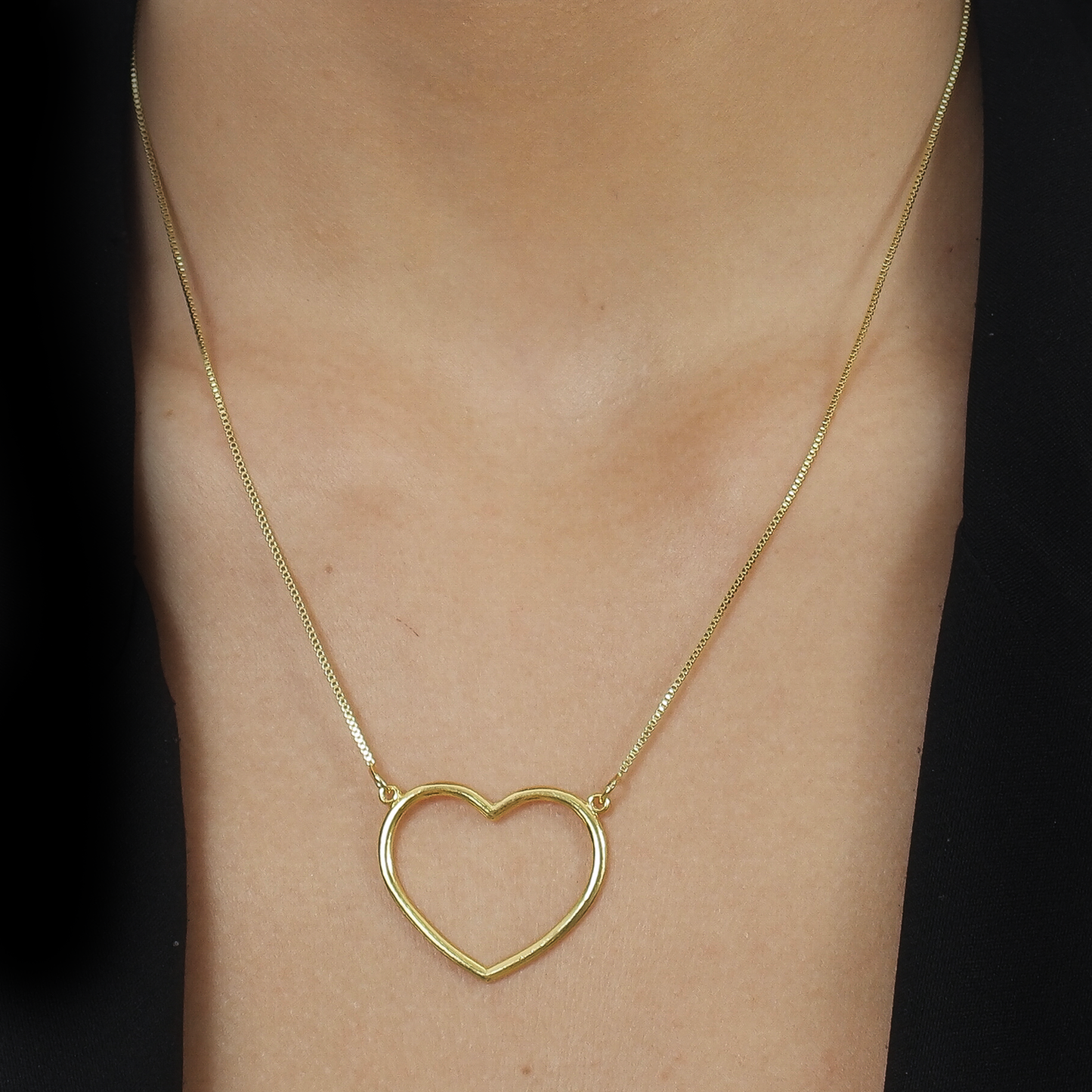 Colar Lilith Allure Dourado de Coração Vazado Arco / Lilith Allure Gold Necklace with Hollow Arch Heart
