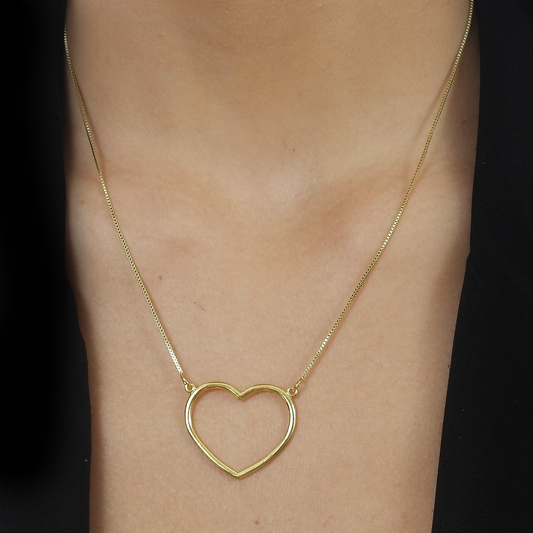 Colar Lilith Allure Dourado de Coração Vazado Arco / Lilith Allure Gold Necklace with Hollow Arch Heart