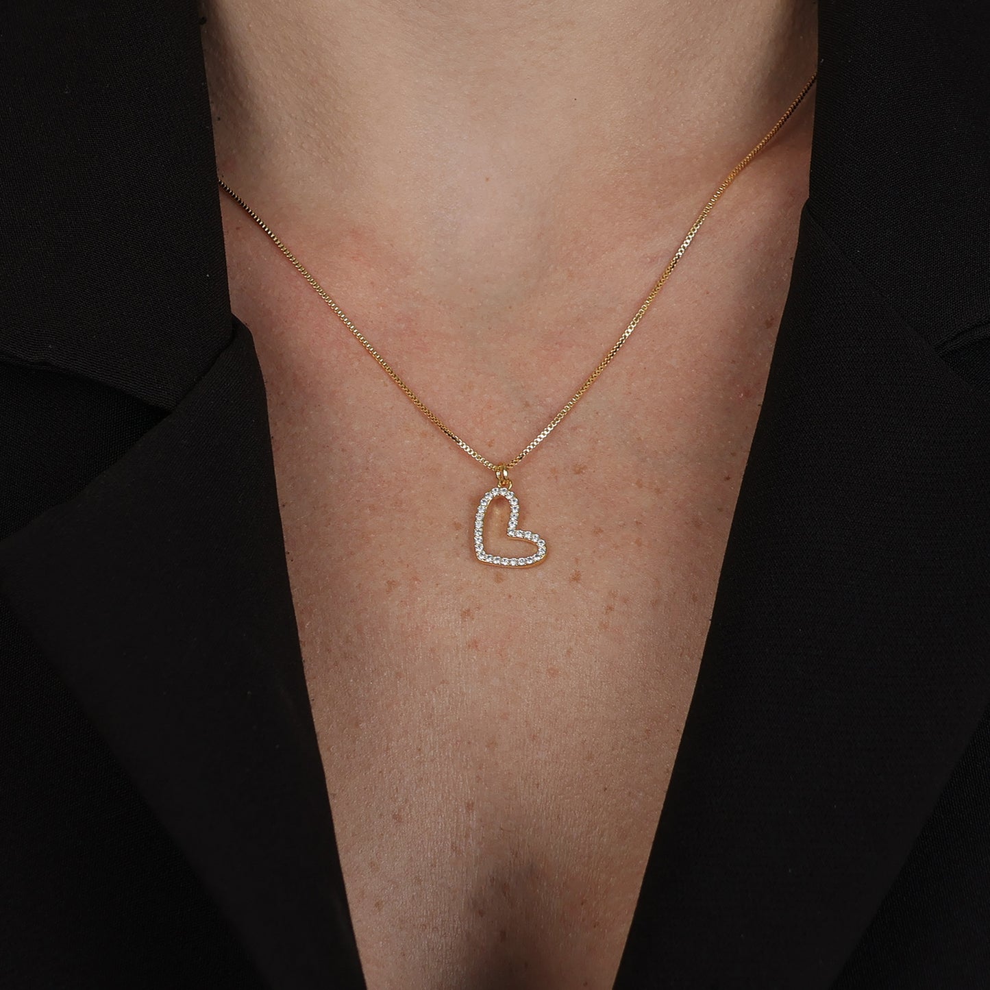 Colar Lilith Allure Dourado de Coração Irregular Vazado com Zircônia. Lilith Allure Gold Irregular Openwork Heart Necklace with Zirconia