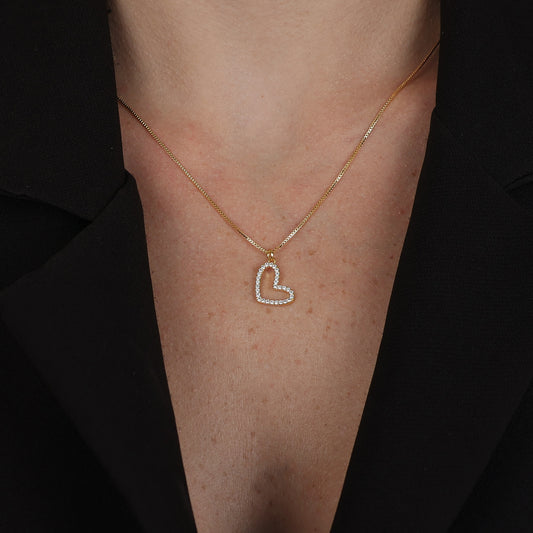 Colar Lilith Allure Dourado de Coração Irregular Vazado com Zircônia. Lilith Allure Gold Irregular Openwork Heart Necklace with Zirconia