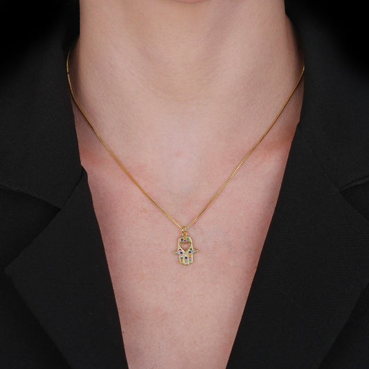 Colar Lilith Allure Dourado Mão de Fátima Cravejado de Zircônia Coloridas com Coração. Lilith Allure Gold Necklace – Hamsa Hand with Colorful Zirconia and Heart Charm