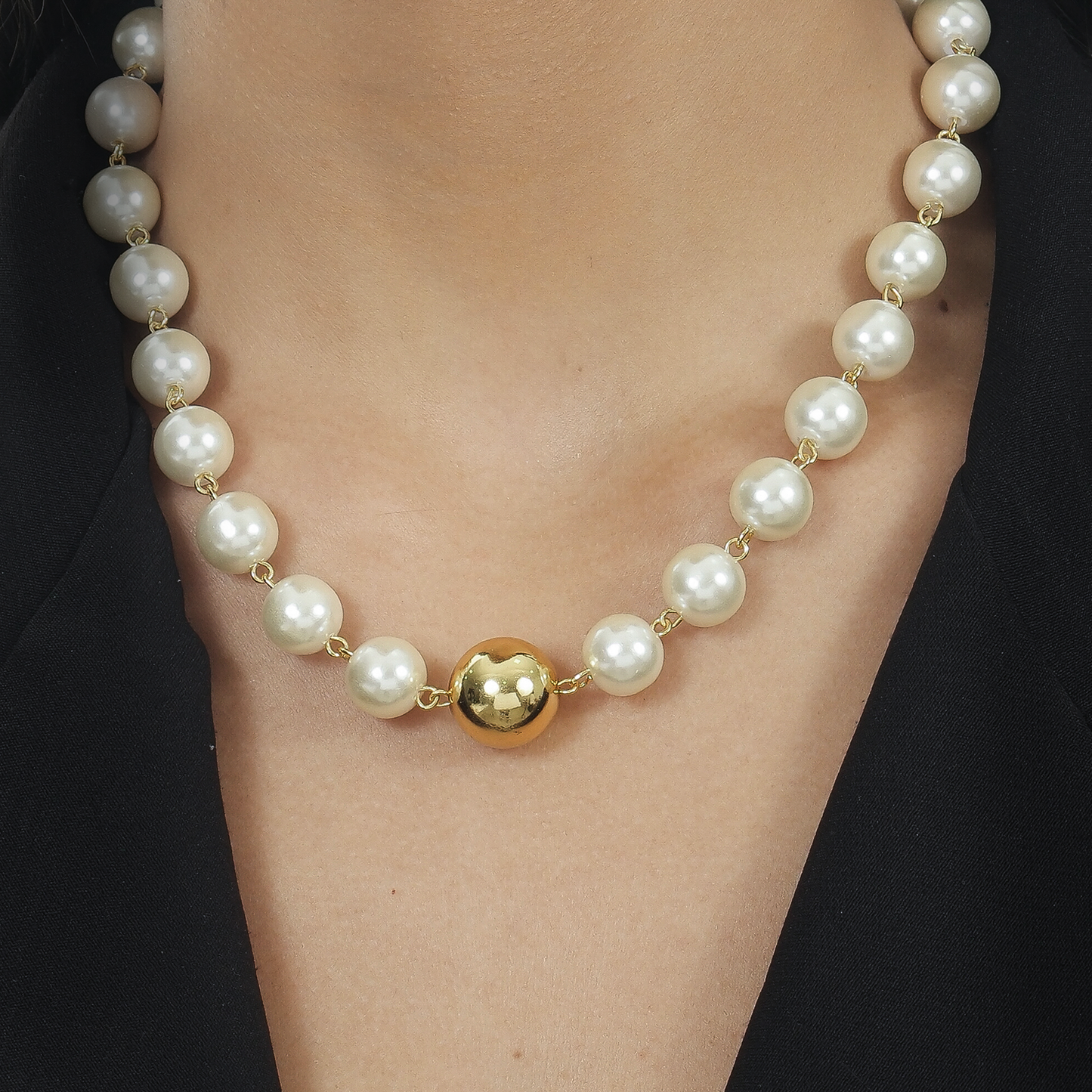 Colar Lilith Allure Dourado de Pérolas e Bola / Lilith Allure Gold Necklace with Pearls and Bead