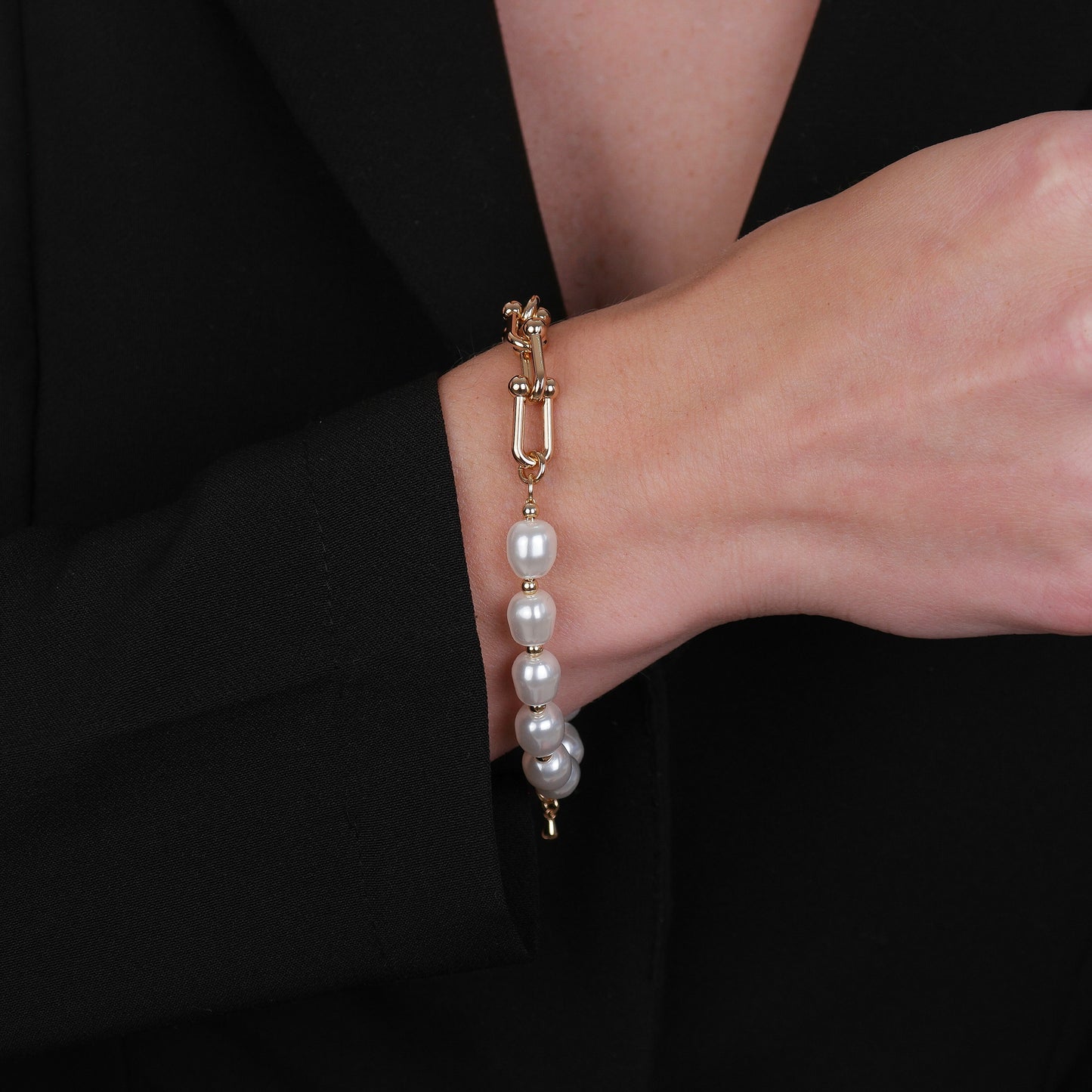 Pulseira Lilith Allure Dourada de Corrente com Pérolas Amassadas. Pulseira Lilith Allure Dourada de Corrente com Pérolas Amassadas