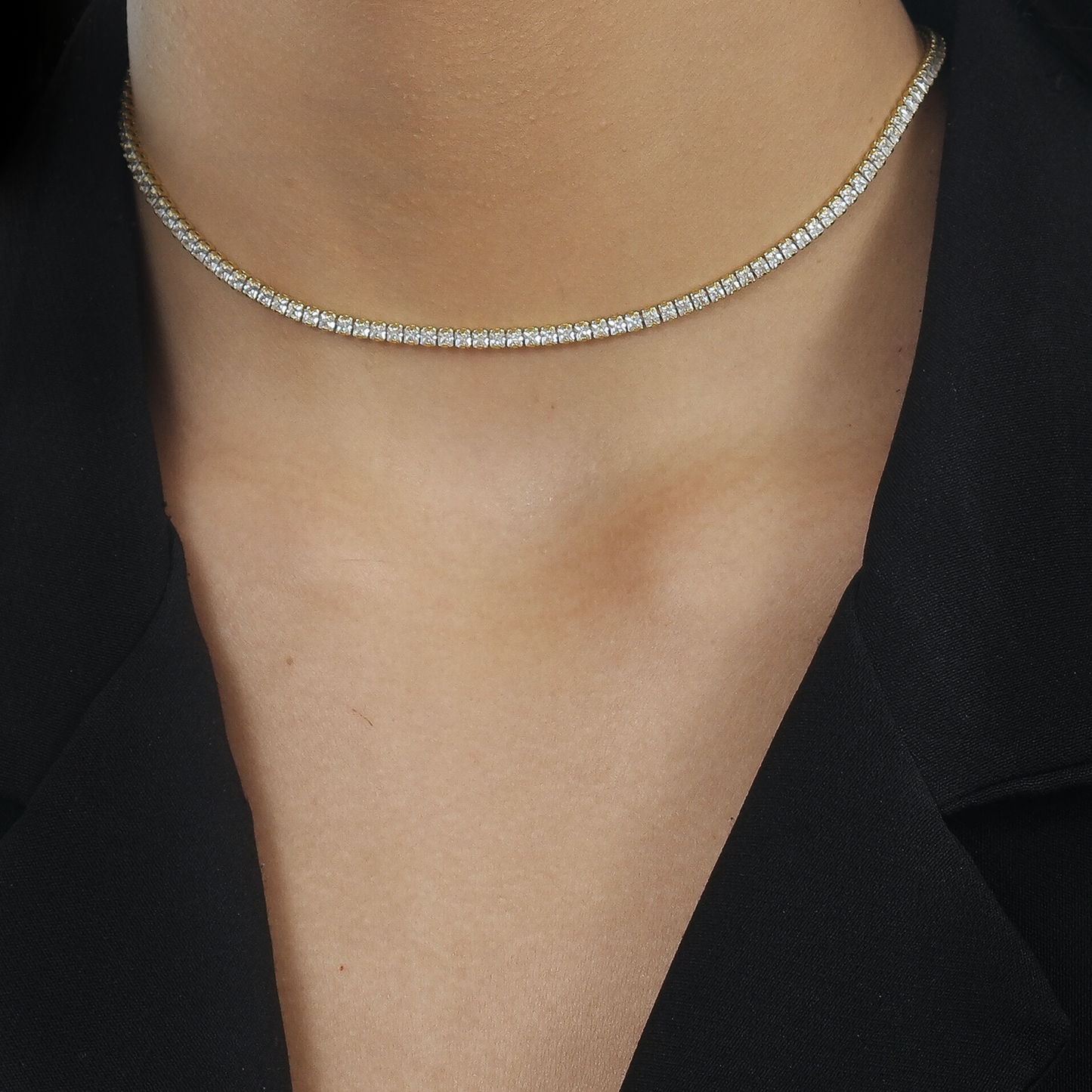 Colar Lilith Allure Dourado Chocker Riviera Pedras Brancas. Colar Lilith Allure Dourado Chocker Riviera Pedras Brancas