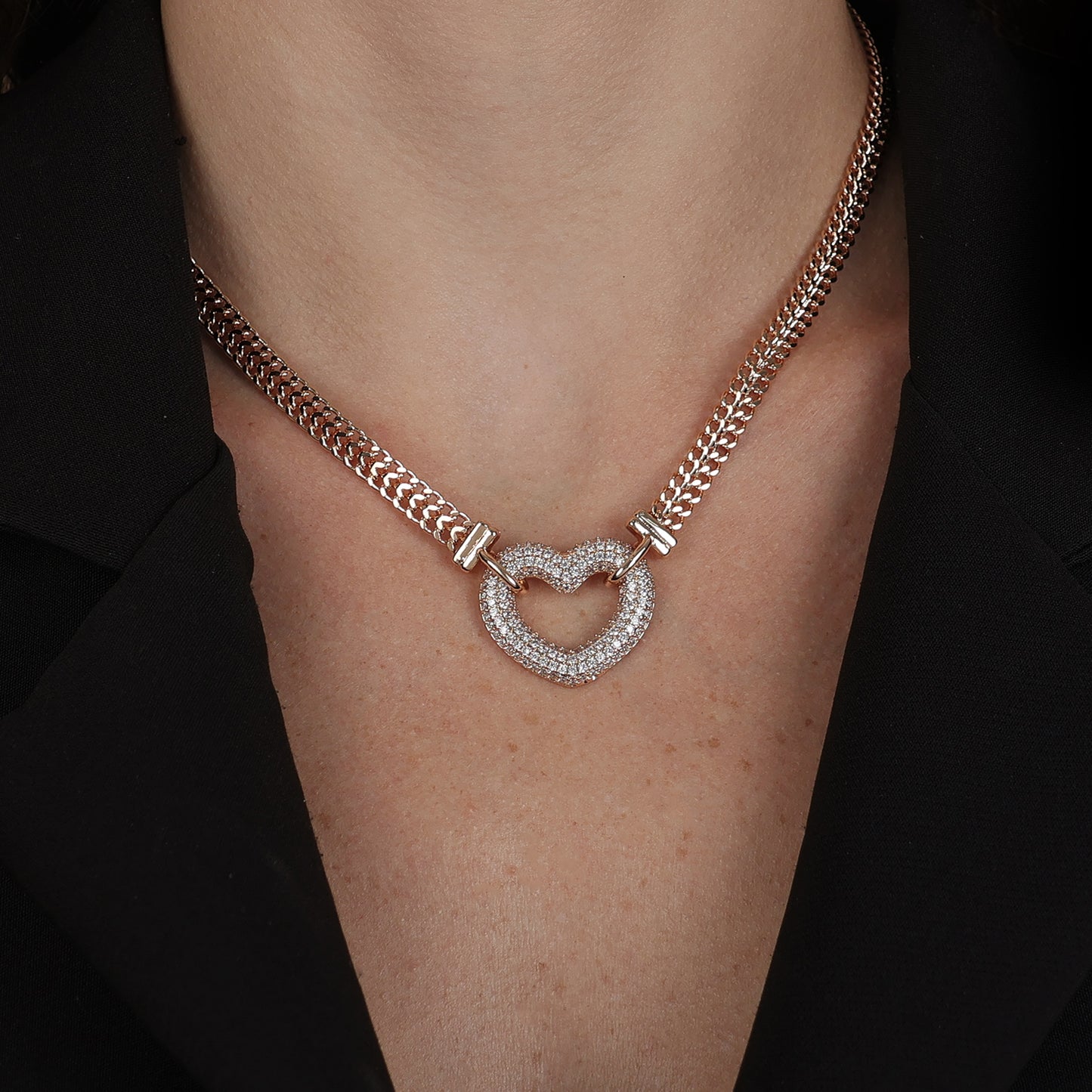 Chocker Lilith Allure Dourada de Coração Vazado Crevejado com Zircônia. Lilith Allure Gold Choker with Hollow Heart Encrusted with Zirconia