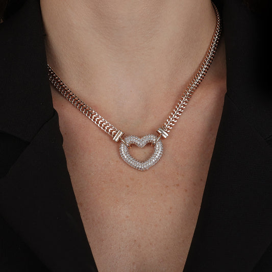 Chocker Lilith Allure Dourada de Coração Vazado Crevejado com Zircônia. Lilith Allure Gold Choker with Hollow Heart Encrusted with Zirconia