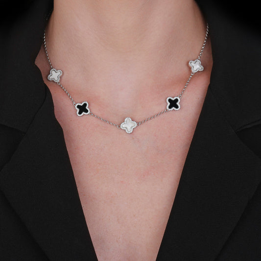 Colar Lilith Allure Prateado de Trevos Pretos e Brancos Cravejados de Zircônia. Lilith Allure Silver Necklace Encrusted with Black and White Clover Zirconia