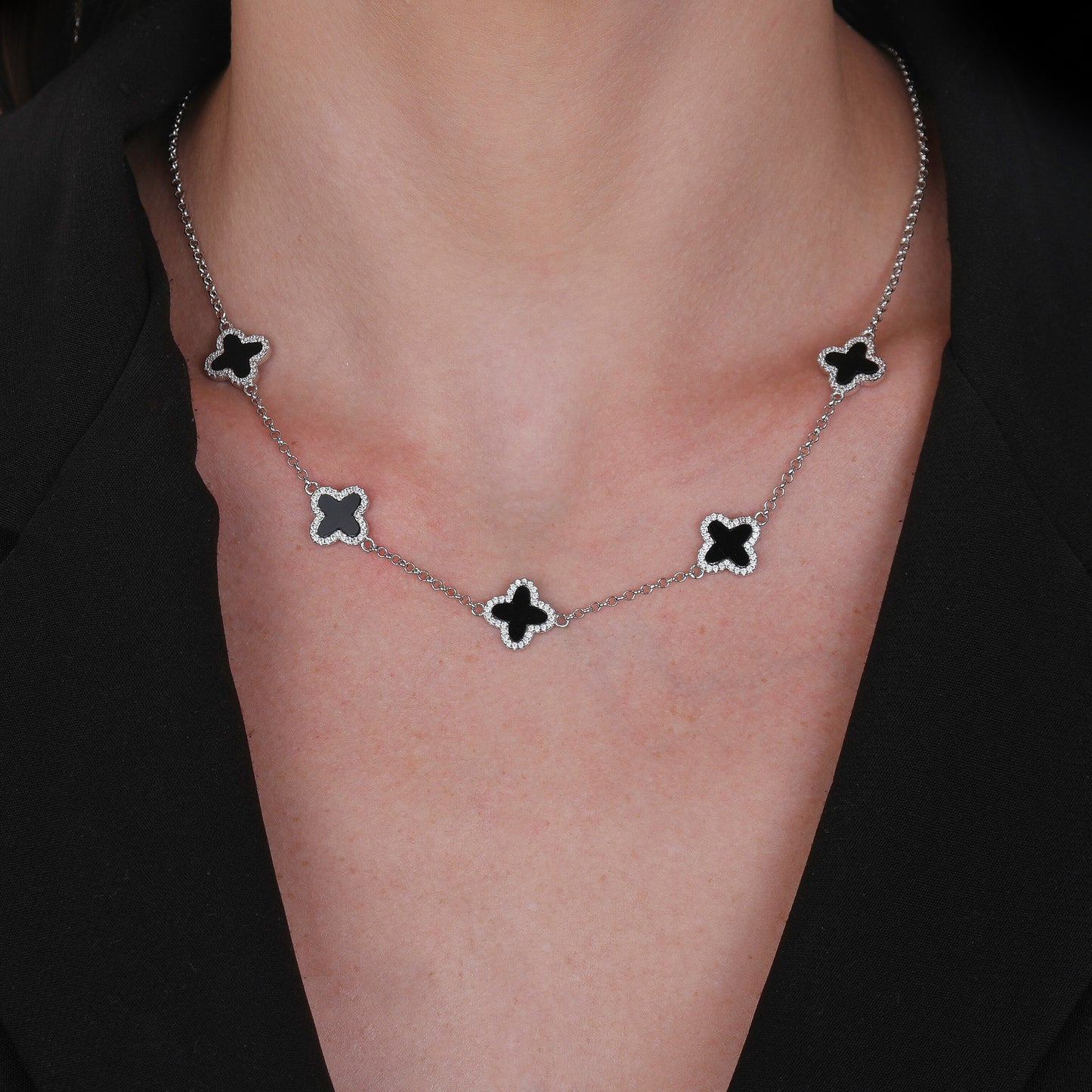 Colar Lilith Allure Prateado de Trevos Pretos Cravejados de Zircônia. Lilith Allure Silver Necklace Encrusted with Black Clover Zirconia