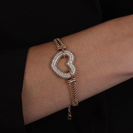 Pulseira Lilith Allure Dourada de Coração Vazado Cravejado com Zircônia. Lilith Allure Gold Hollow Heart Bracelet Encrusted with Zirconia