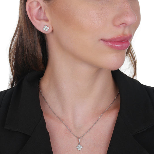 Conjunto Llilith Allure Prateado de Trevo Cravejado de Zircônia. Lilith Allure Silver Clover Set Embellished with Cubic Zirconia