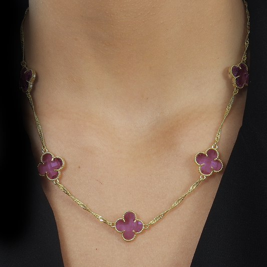 Colar Lilith Allure Dourado 5 Trevos Rosa / Lilith Allure Gold Necklace with 5 Pink Clovers