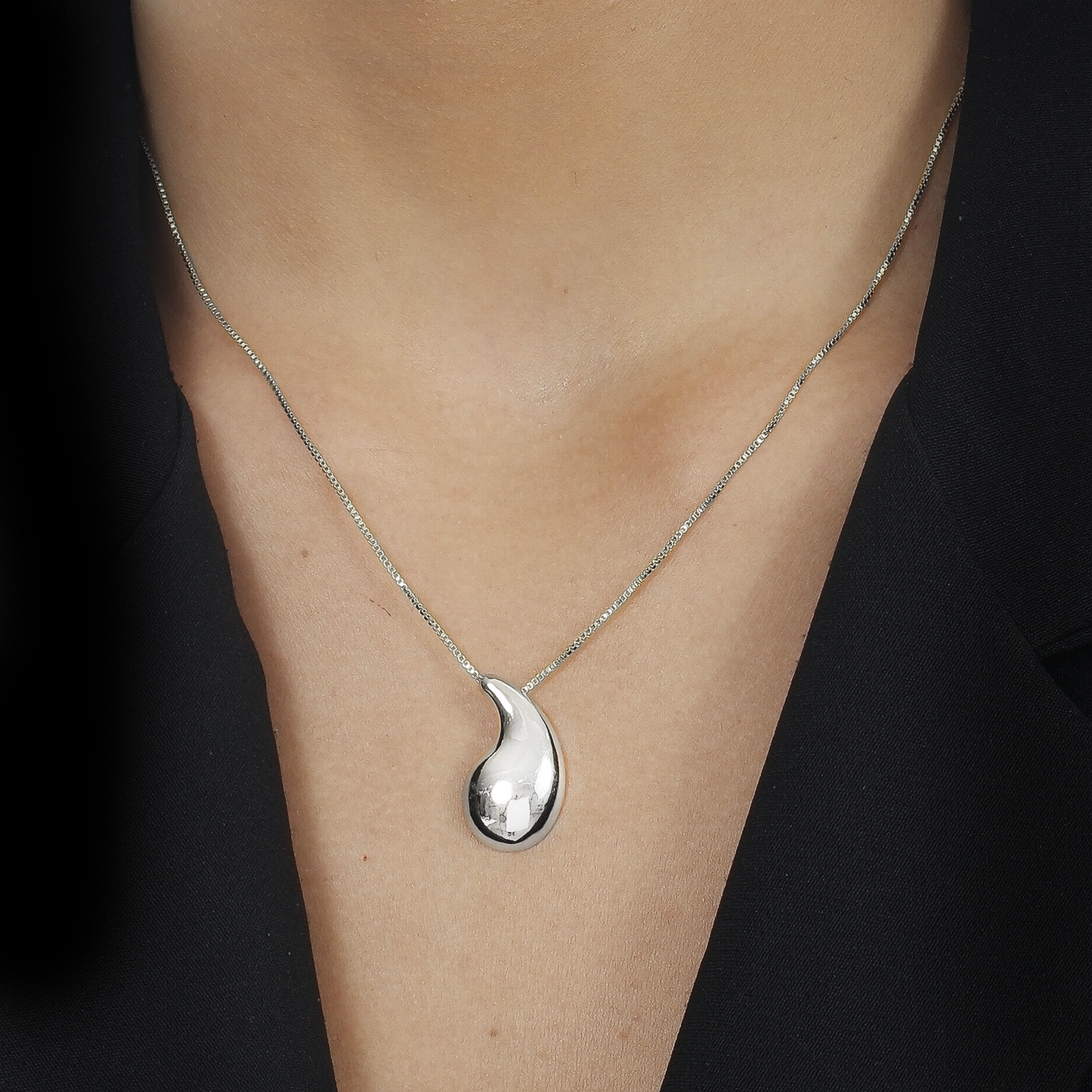 Colar Lilith Allure Prateado de Gota Curvada / Lilith Allure Silver Curved Teardrop Necklace