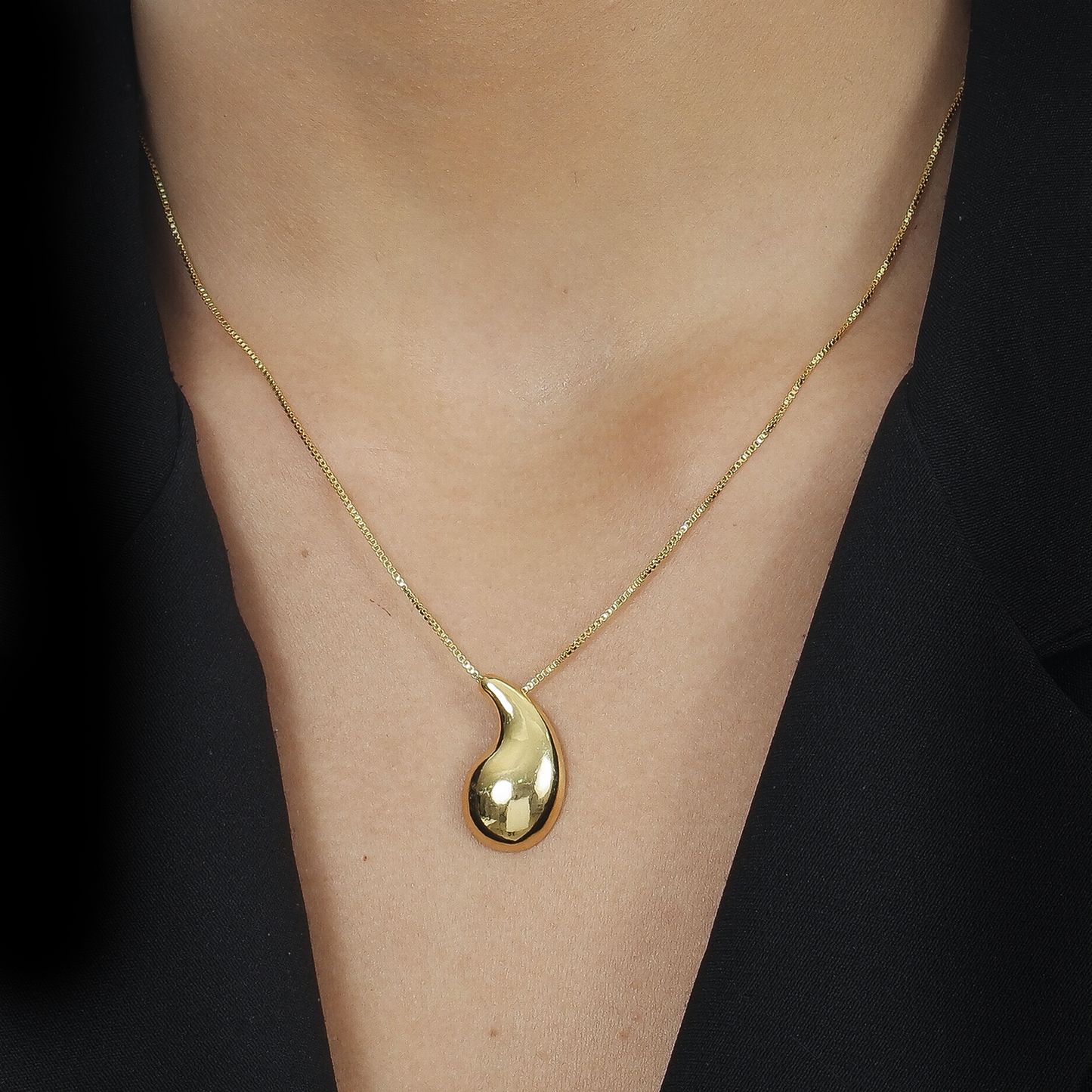 Colar Lilith Allure Dourado de Gota Curvada / Lilith Allure Gold Curved Teardrop Necklace