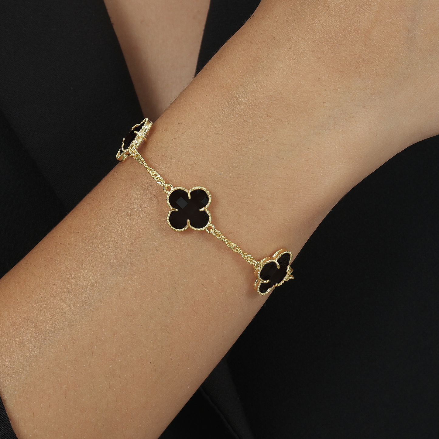 Pulseira Lilith Allure Dourada Trevos Zircônia Preta. Lilith Allure Gold Bracelet with Black Zirconia Clovers