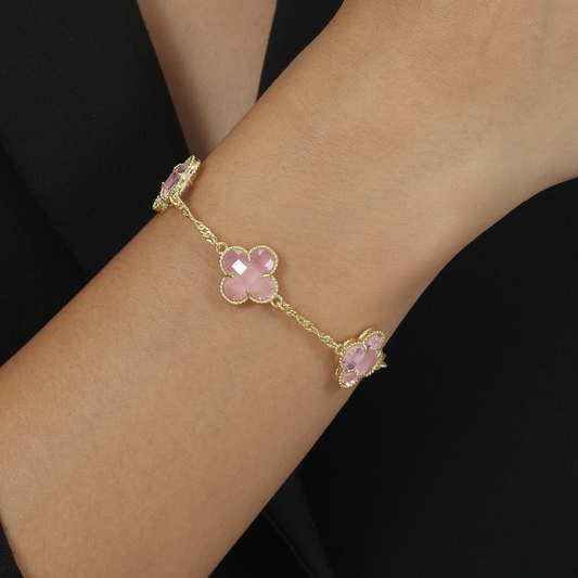 Pulseira Lilith Allure Dourada Trevos Zircônia Rosa. Lilith Allure Gold Bracelet with Pink Zirconia Clover