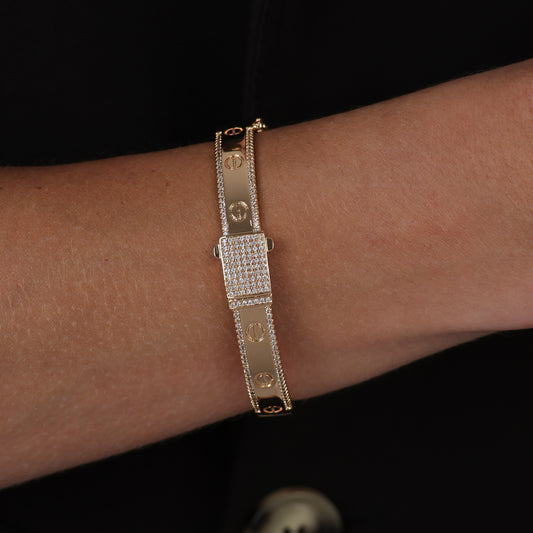 Bracelete Lilith Allure Dourado Cravejado de Zircônia. Lilith Allure Gold Bracelet Encrusted with Zirconia