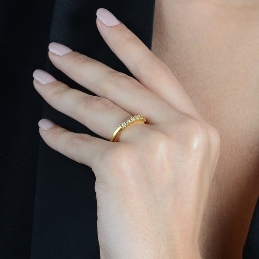 Anel Lilith Allure Dourado Aparador de Aliança Cravejado com 7 Pedras de Zircônia / Lilith Allure Gold Ring Band with 7 Zirconia Stones