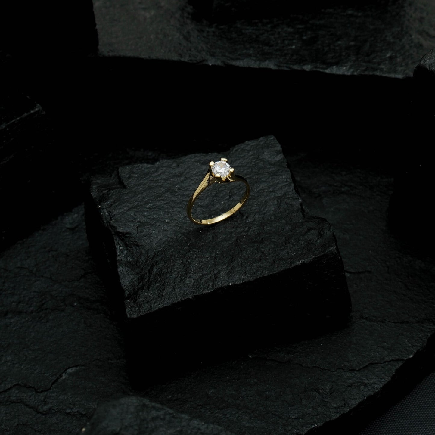 Anel Lilith Allure Dourado Solitário com Pedra de Zircônia Pequena / Lilith Allure Gold Solitaire Ring with Small Zirconia Stone