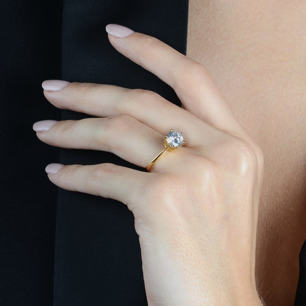 Anel Lilith Allure Dourado Solitário com Pedra de Zircônia / Lilith Allure Gold Solitaire Ring with Zirconia Stone
