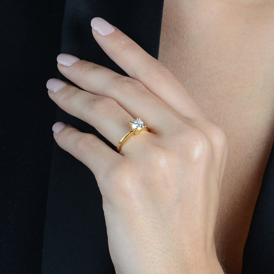Anel Lilith Allure Dourado Solitário com Pedra Zircônia / Lilith Allure Gold Solitaire Ring with Zirconia Stone
