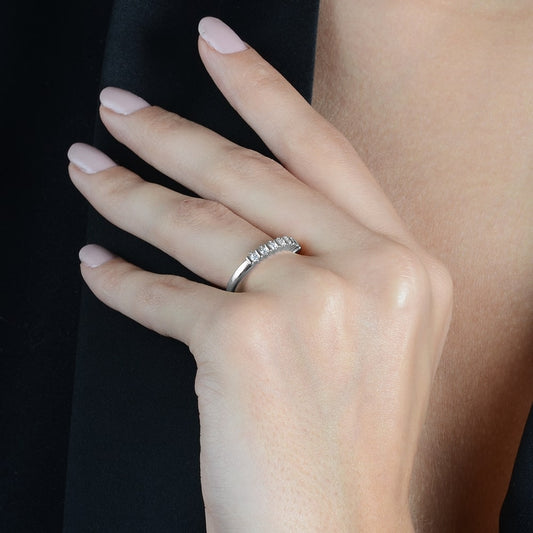 Anel Lilith Allure Prateado Aparador de Aliança Cravejado com 7 Pedras de Zircônia / Lilith Allure Silver-Plated Wedding Band Enhancer Ring with 7 Cubic Zirconia Stones