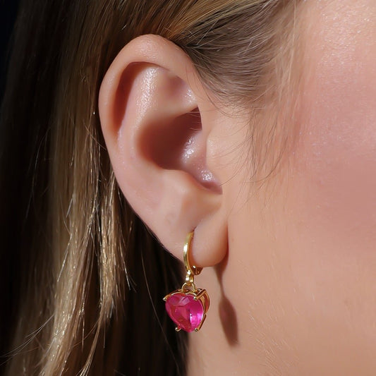 Brinco Lilith Allure Dourado Argolinha Pedra de Coração Rosa / Lilith Allure Gold Hoop Earring with Pink Heart Stone