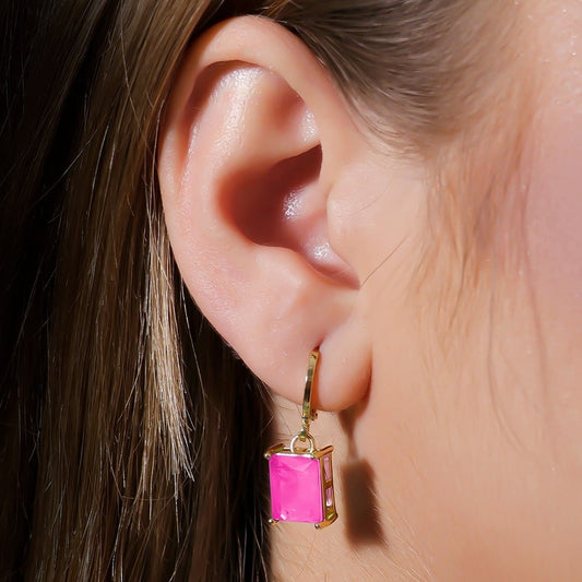 Brinco Lilith Allure Dourado Argolinha Pedra Retangular Rosa / Lilith Allure Gold Hoop Earring with Rectangular Pink Stone