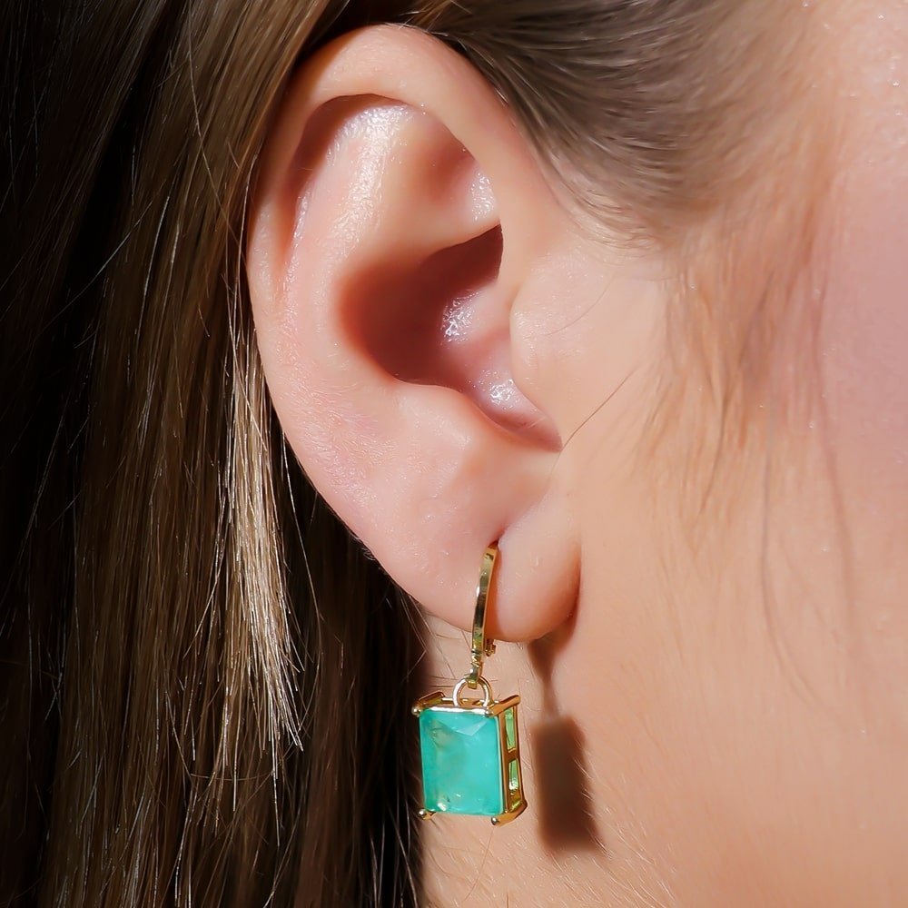 Brinco Lilith Allure Dourado Argolinha Pedra Retangular Verde / Lilith Allure Gold Hoop Earring with Rectangular Green Stone