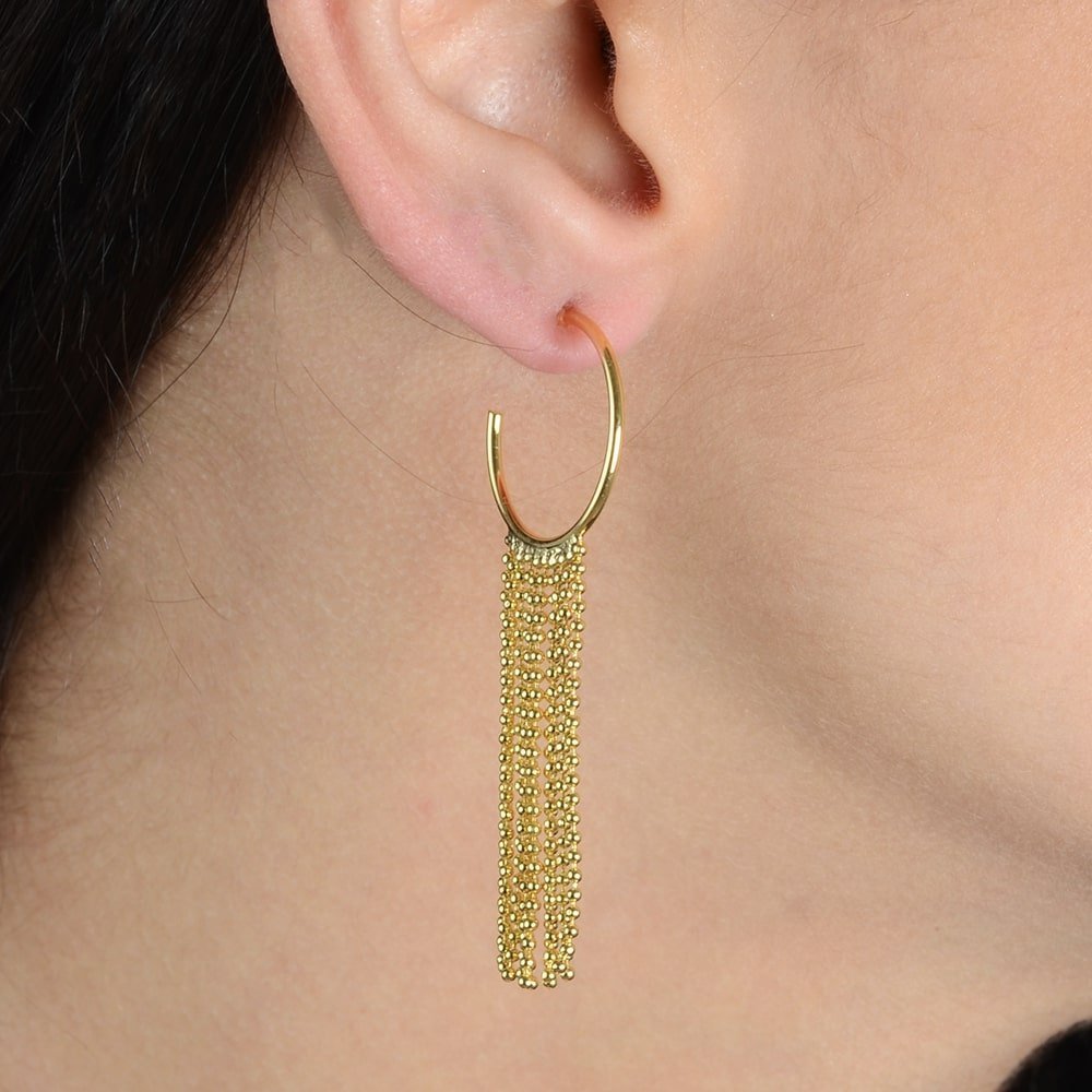 Brinco Lilith Allure Dourado de Argola e Franja / Lilith Allure Gold-Plated Hoop Earrings Featuring Fringe Details