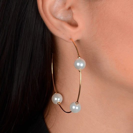 Brinco Lilith Allure Dourado de Argola Grande Com Pérolas / Lilith Allure Large Gold Hoop Earrings with Pearls