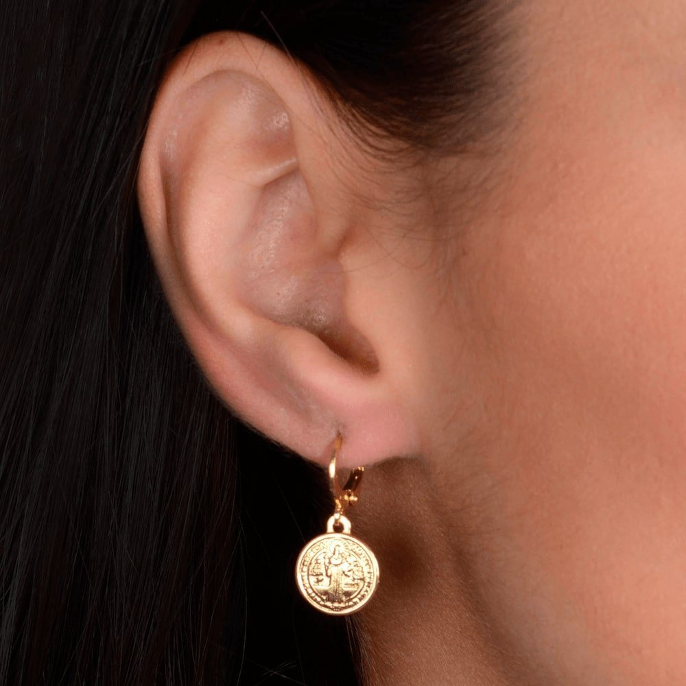 Brinco Lilith Allure Dourado de Argolinha Com Medalha Religiosa / Lilith Allure Gold Huggie Earrings with Religious Medal