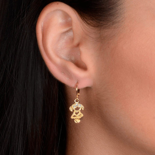 Brinco Lilith Allure Dourado de Argolinha Filha Menina Pedras Zircônia / Lilith Allure Gold Huggie Earrings with Girl Charm and Zirconia Stones