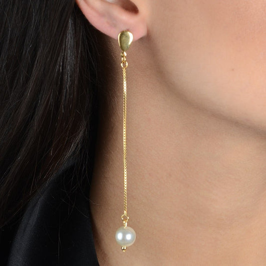 Brinco Lilith Allure Dourado de Corrente com Pérola / Lilith Allure Gold Chain Earrings with Pearl