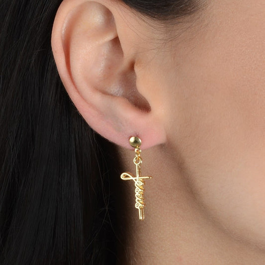 Brinco Lilith Allure Dourado de Cruz com a palavra Jesus / Lilith Allure Gold Cross Earrings with the Word "Jesus"