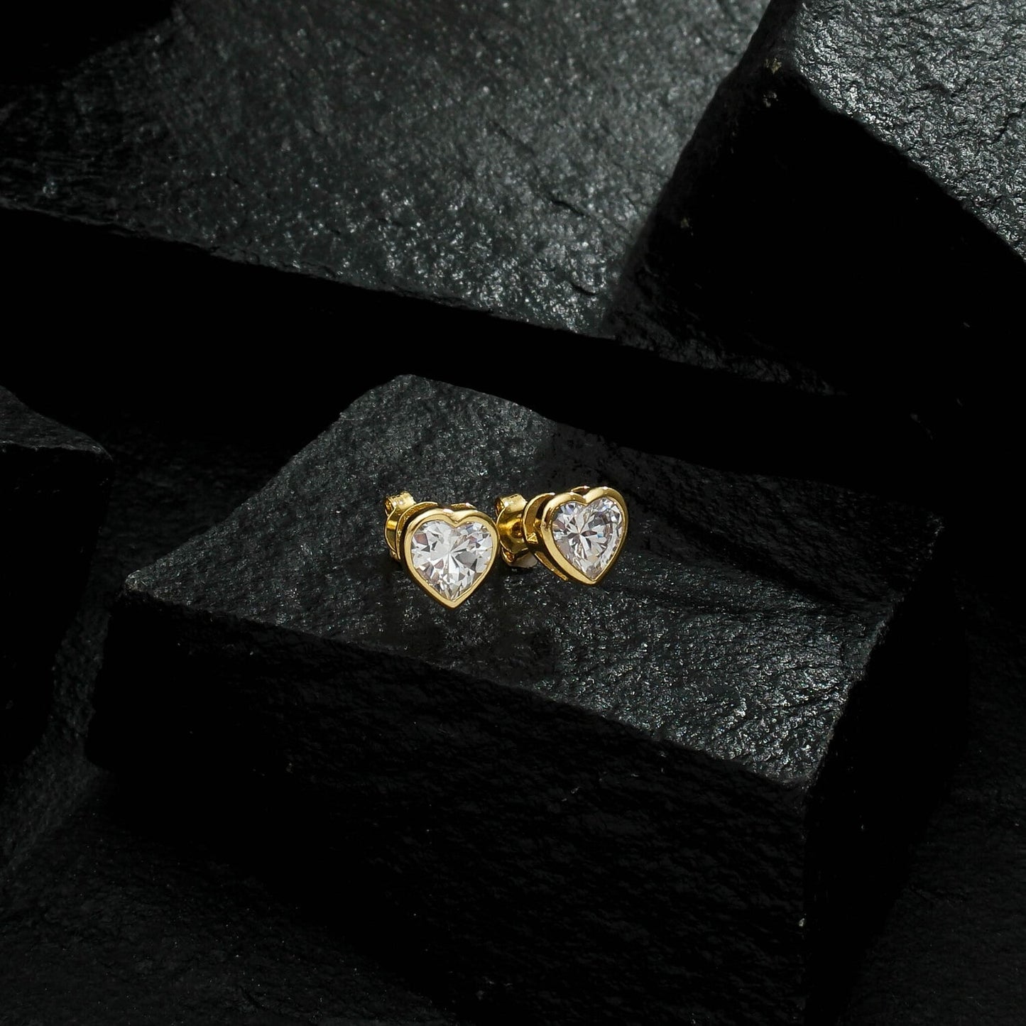 Brinco Lilith Allure Dourado de Zircônia em formato de Coração / Lilith Allure Gold-Plated Heart-Shaped Earrings Featuring Zirconia Stones