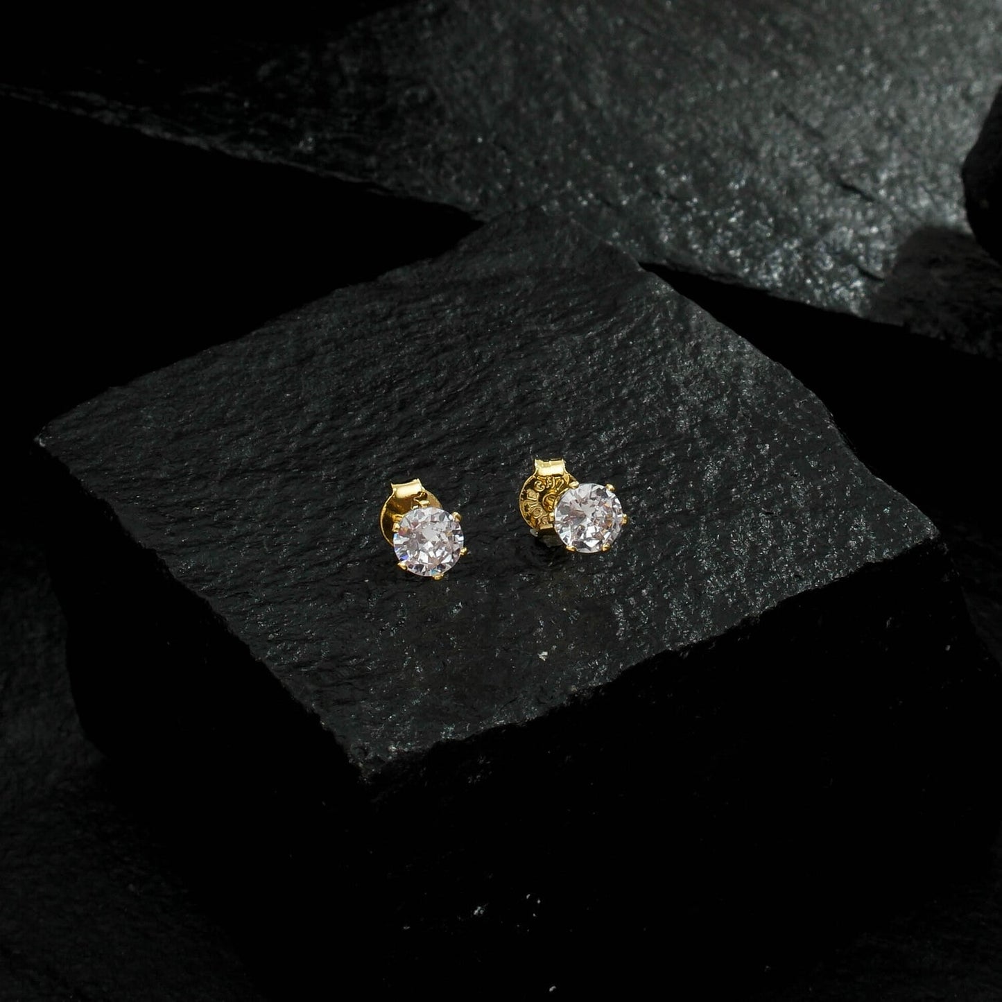 Brinco Lilith Allure Dourado Ponto de Luz Pequeno em Zircônia / Lilith Allure Small Gold Zirconia Stud Earrings