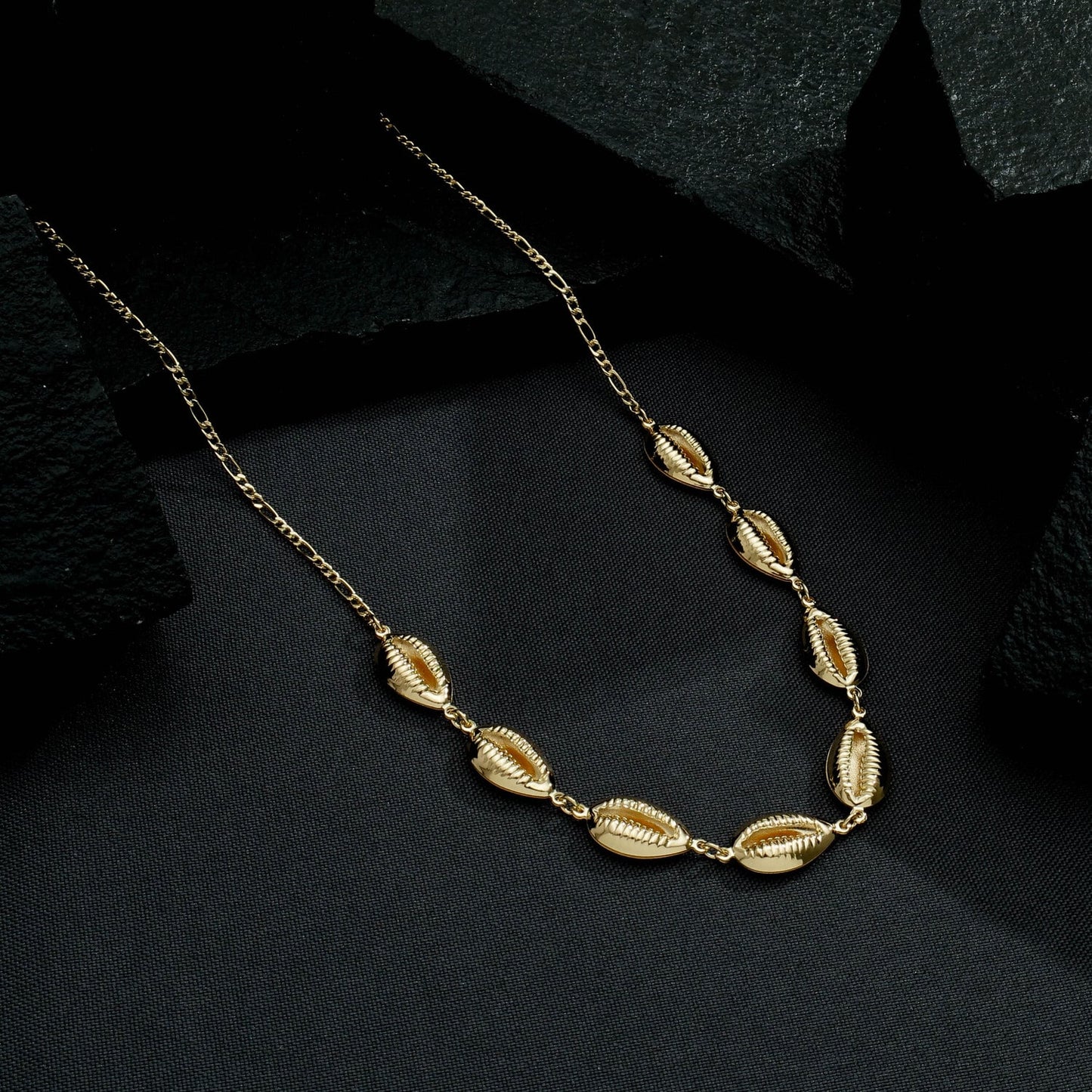 Colar Lilith Allure Dourado Búzios / Lilith Allure Gold-Plated Necklace featuring Cowrie Shell Charms