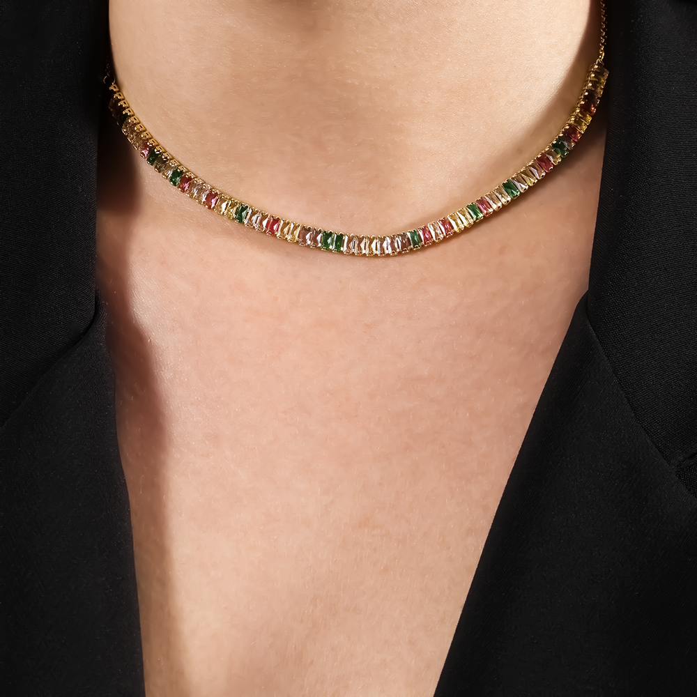 Colar Lilith Allure Dourado Chocker de Pedras Coloridas / Lilith Allure Gold Choker Necklace with Colored Stones