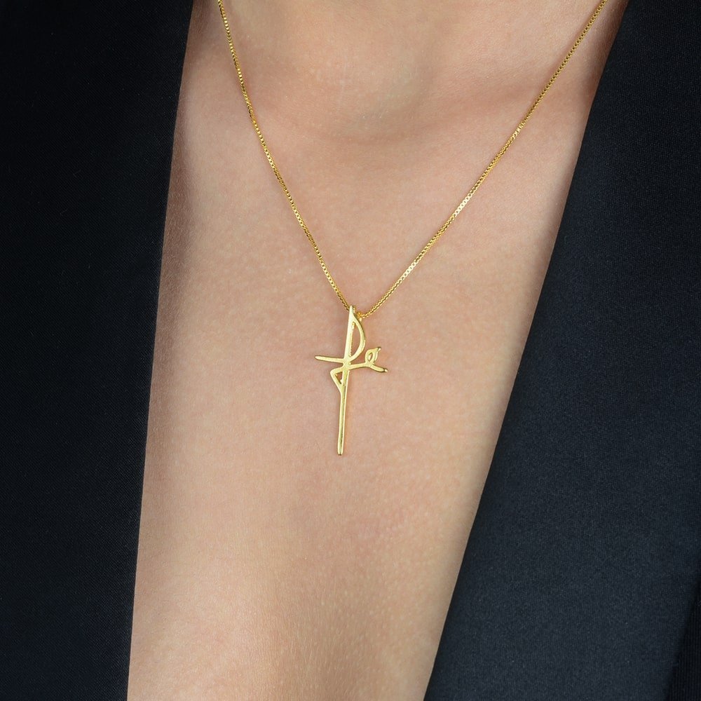 Colar Lilith Allure Dourado de Cruz Fé /Lilith Allure Gold-Plated Necklace featuring a Faith Cross Pendant