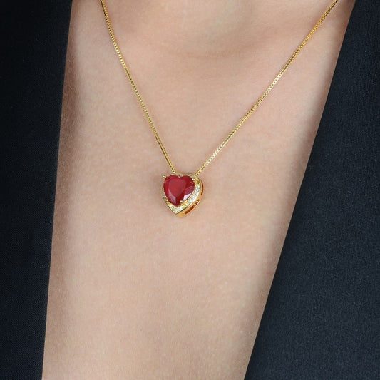 Colar Lilith Allure Dourado de Pedra Natural Vermelha Coração Cravejado de Zircônia / Lilith Allure Gold-Plated Necklace featuring a Red Natural Stone Heart Pendant, Encrusted with Zirconia