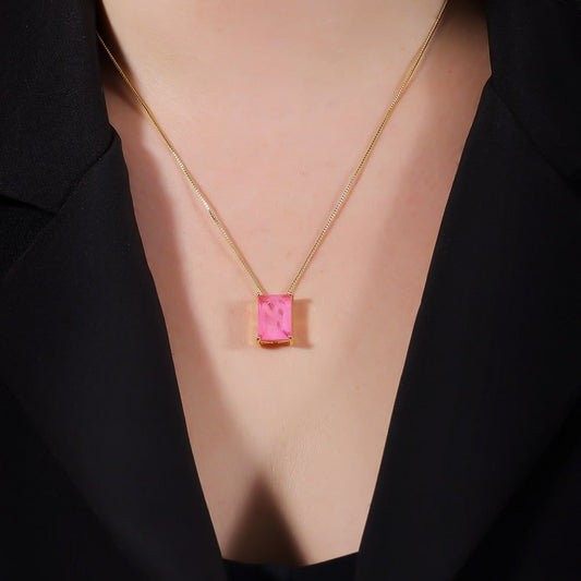 Colar Lilith Allure Dourado de Pedra Retangular Rosa / Lilith Allure Gold Necklace with Pink Rectangular Stone