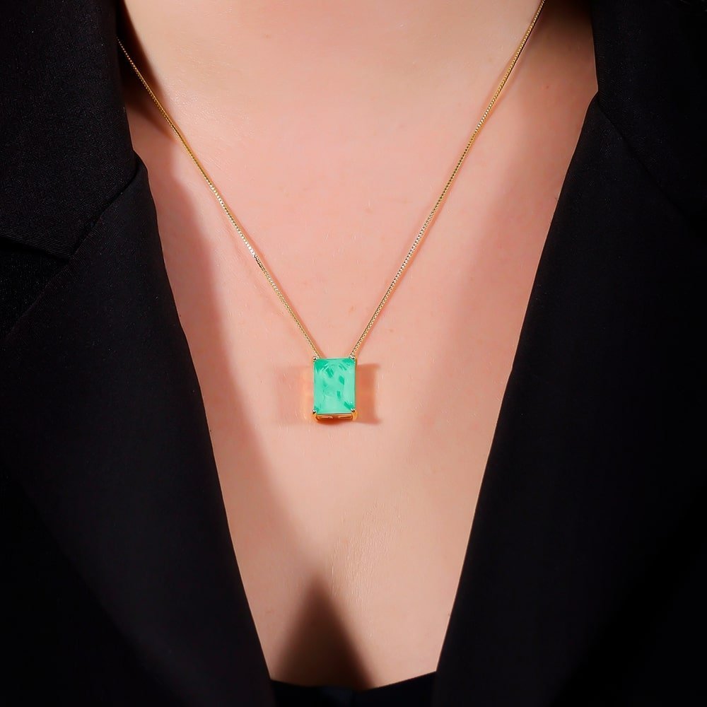 Colar Dourado de Pedra Retangular Verde / Lilith Allure Gold Necklace with Green Rectangular Stone