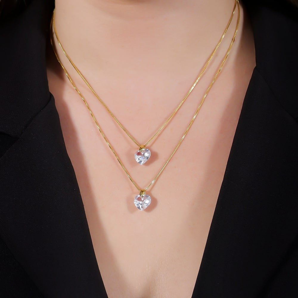 Colar Lilith Allure Dourado Duplo de Coração em Cristal / Lilith Allure Gold Double Necklace with Crystal Heart Pendant