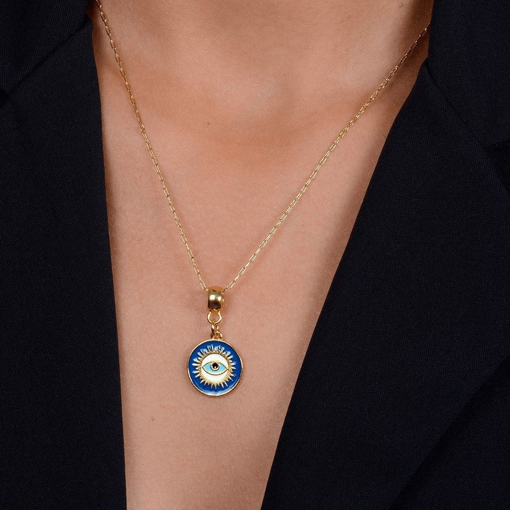 Colar Lilith Allure Dourado Medalha Olho Grego / Lilith Allure Gold-Plated Necklace featuring an Evil Eye Medal Pendant