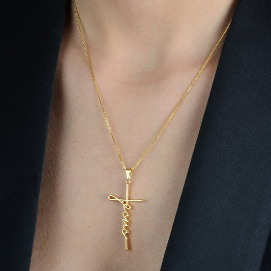 Colar Lilith Allure Dourado Religioso de Cruz Jesus / Lilith Allure Gold-Plated Religious Necklace featuring a Jesus Cross Pendant
